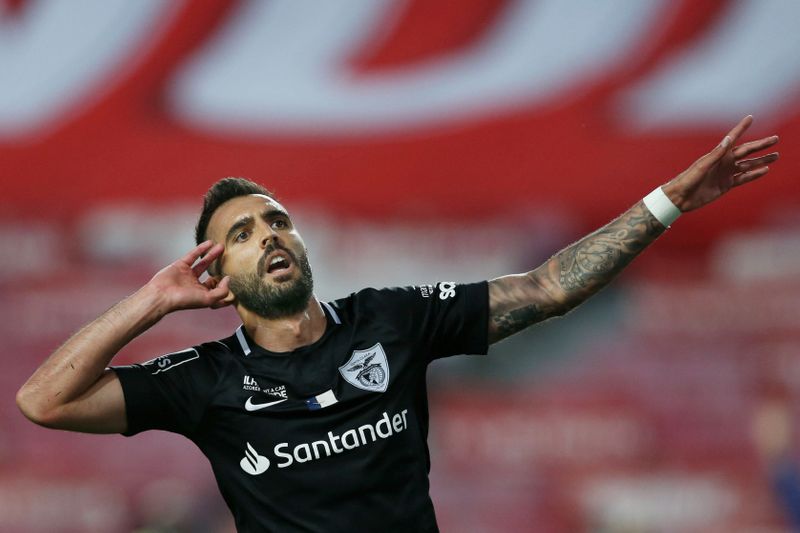 &copy; Reuters. ضربة لآمال بنفيكا في احراز لقب الدوري البرتغالي بالخسارة 4-3 أمام سانتا كلارا