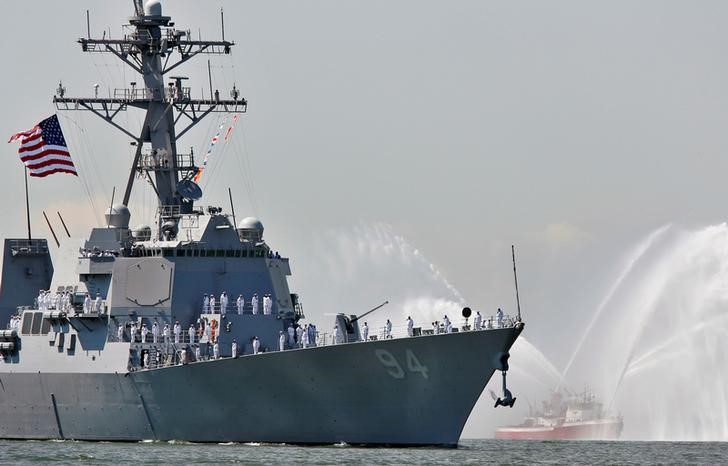 &copy; Reuters. سفينة للبحرية الأمريكية تبحر قرب فنزويلا بعد وصول سفينة شحن إيرانية