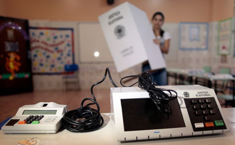 &copy; Reuters. Funcionária da Justiça Eleitoral instala urna eletrônica em local de votação em escola de Brasília