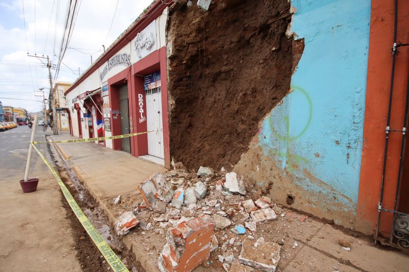 © Reuters. The wall of a house damaged during a quake is seen in Oaxaca