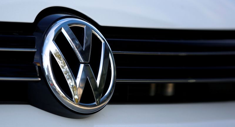 &copy; Reuters. FILE PHOTO: The logo of German car maker Volkswagen is seen on a car outside a garage in Vienna