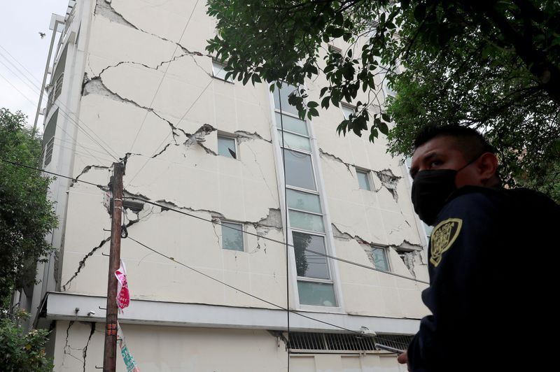 &copy; Reuters. Prédio na Cidade do México danificado por terremoto