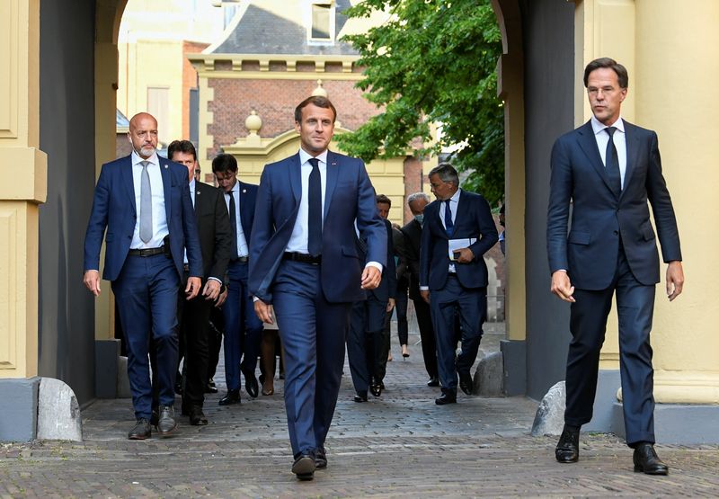 © Reuters. French President Emmanuel Macron and Dutch Prime Minister Mark Rutte arrive for a meeting, in The Hague