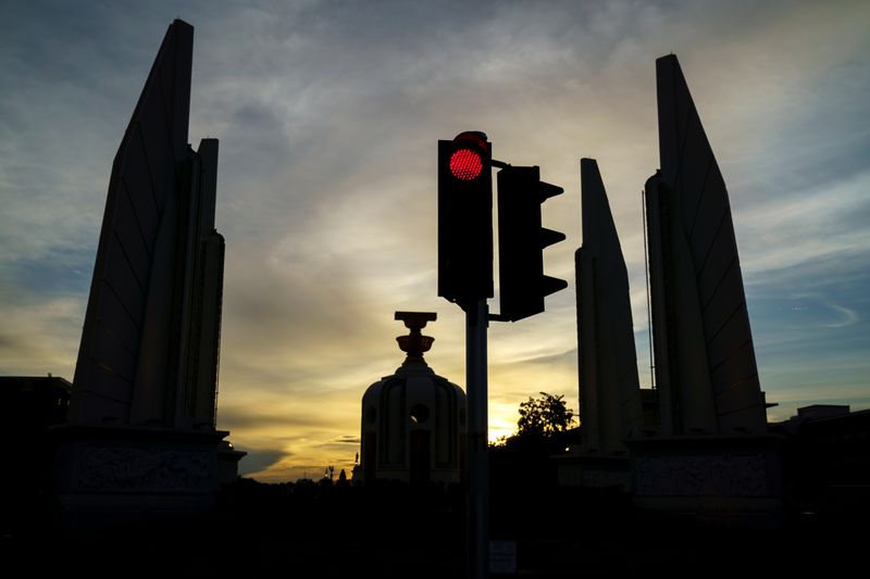 &copy; Reuters. A red light traffic is pictured in front of the Democracy monument in Bangkok