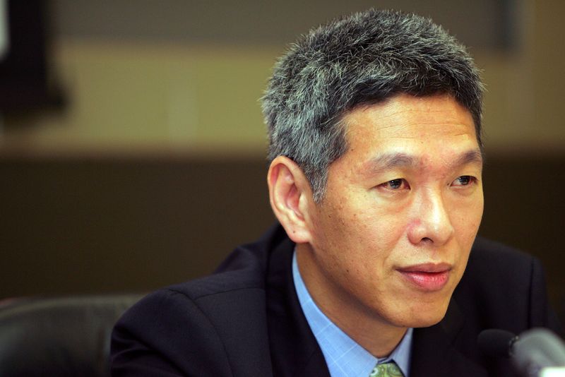 &copy; Reuters. FILE PHOTO - Lee Hsien Yang answers questions during a news conference in Singapore