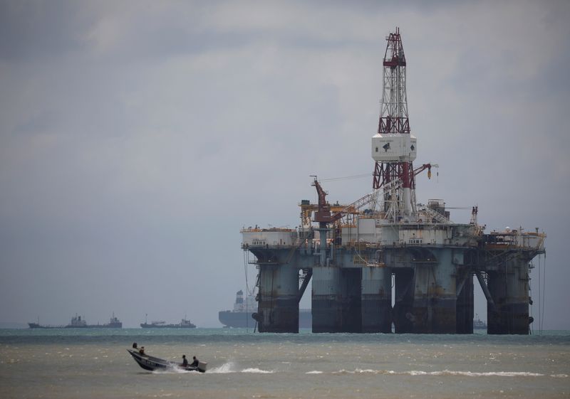 © Reuters. FILE PHOTO: An oil rig is seen in the waters on the southern coast of Pengerang