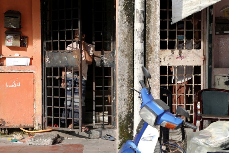 &copy; Reuters. FILE PHOTO: Rohingya refugees look out from their homes in Kuala Lumpur