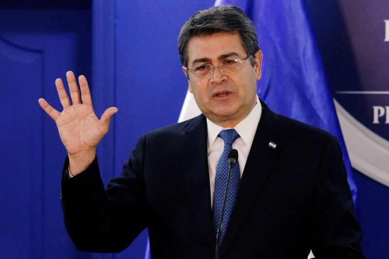 © Reuters. FOTO DE ARCHIVO: El presidente de Honduras, Juan Orlando Hernández, habla durante un mensaje conjunto con el secretario interino del Departamento de Seguridad Nacional (DHS), Chad Wolf (no se muestra), en Tegucigalpa