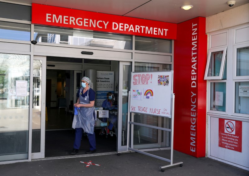 &copy; Reuters. FOTO DE ARCHIVO: Una enfermera espera a los pacientes en el Departamento de Emergencia del Hospital Frimley Park en Surrey, Reino Unido