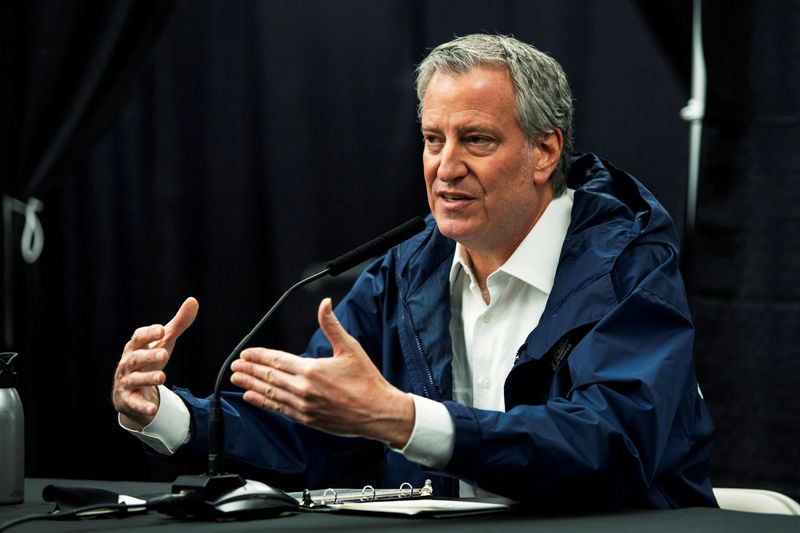 &copy; Reuters. FOTO DE ARCVHO: El alcalde de Nueva York, Bill de Blasio, en Queens