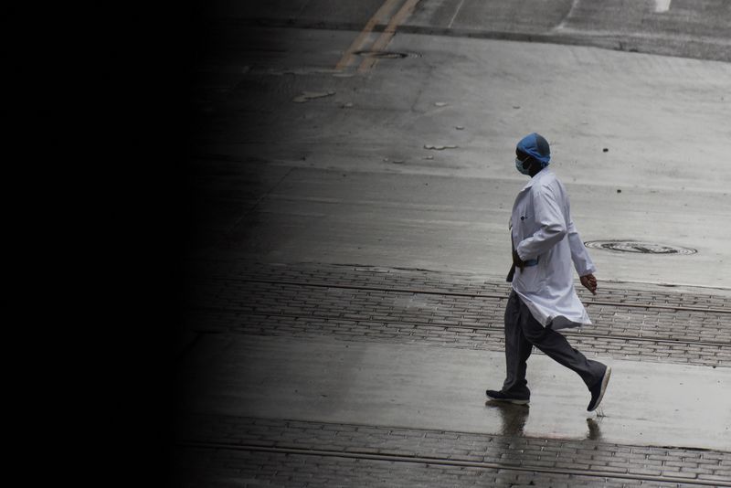 © Reuters. FOTO DE ARCHIVO: Un trabajador el personal sanitario en el Centro Médico de Texas, en Houston, Texas, EEUU