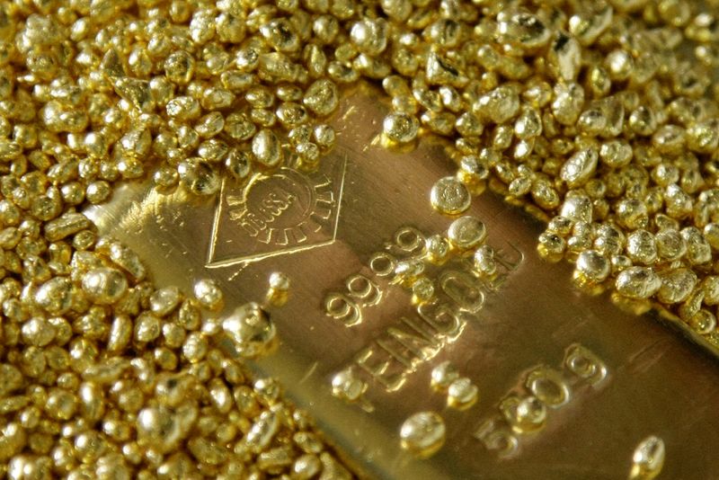 © Reuters. FILE PHOTO: Gold bars are displayed in the Austrian Gold and Silver Separating Plant Oegussa in Vienna