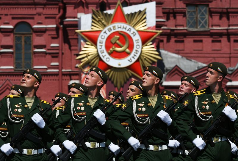 &copy; Reuters. Российские военные на Красной площади во время парада в честь 75-летия победы в Великой Отечественной войне