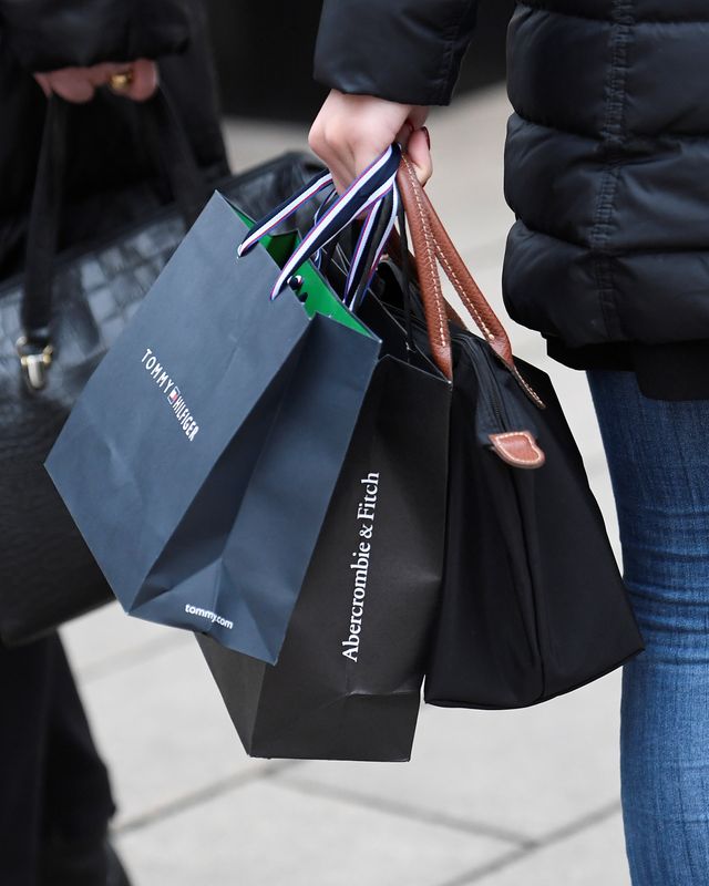 &copy; Reuters. Mulher carrega sacolas de compras em Hamburgo, Alemanha