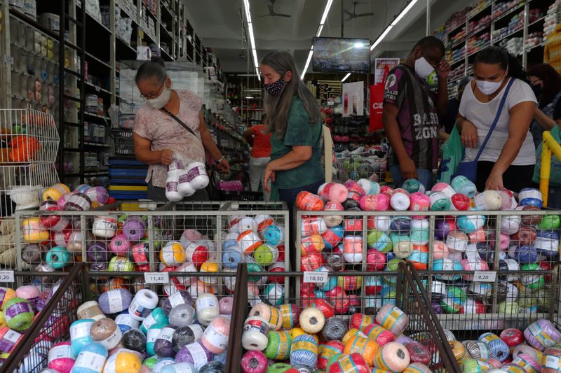 &copy; Reuters. Consumidores em loja de São Paulo