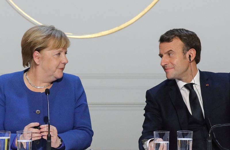 &copy; Reuters. La cancelliera tedesca Angela Merkel e il presidente francese Emmanuel Macron durante una conferenza stampa a seguito di un meeting al Palazzo dell&apos;Eliseo a Parigi