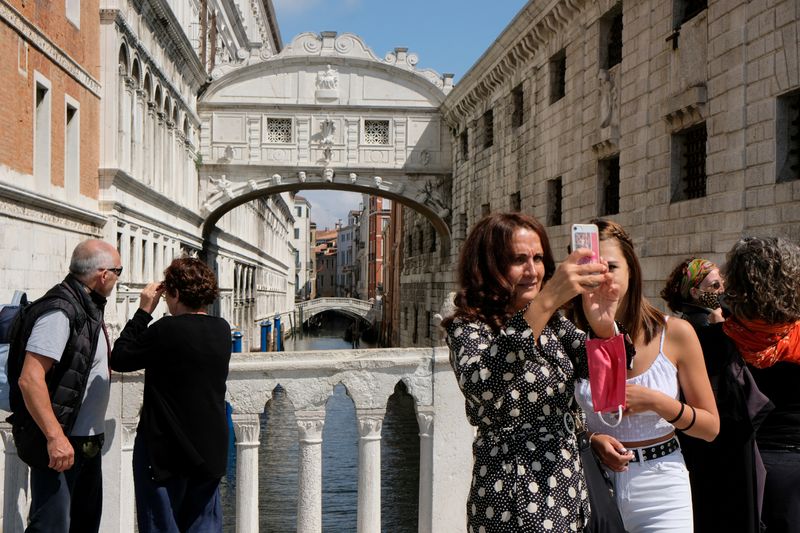 &copy; Reuters. FOTO DE ARCHIVO: Turistas son vistos en el Puente de los Suspiros un día antes de que Italia y los países vecinos de la UE abran sus fronteras por primera vez, en Venecia, Italia, el 14 de junio de 2020