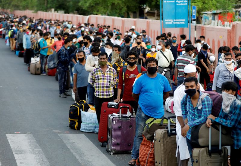 &copy; Reuters. منظمة: العمال المهاجرون بحاجة لدعم ووظائف بعد العودة لبلدانهم بسبب الجائحة