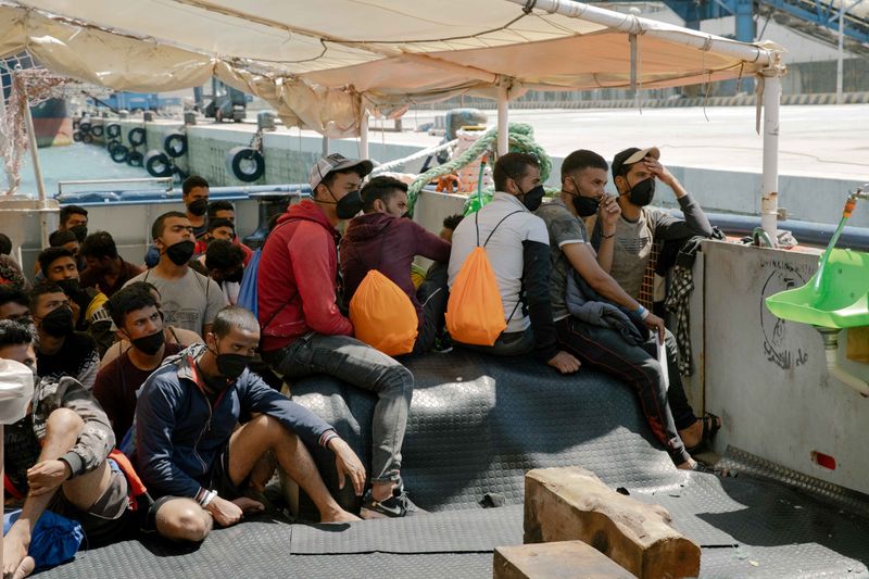 &copy; Reuters. CORONAVIRUS: 28 MIGRANTS CONTAMINÉS SUR UN FERRY AU LARGE DE L&apos;ITALIE