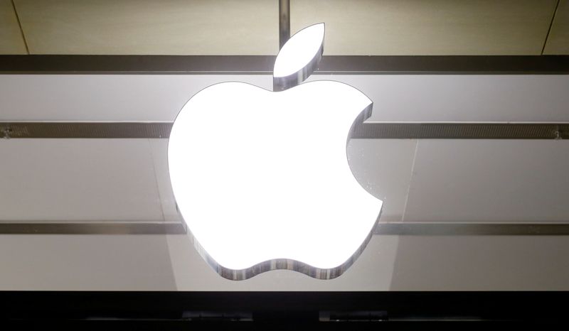 &copy; Reuters. FOTO DE ARCHIVO: El logo de la compañía tecnológica estadounidense Apple se ve en una sucursal de Basilea, Suiza, el 2 de marzo de 2020
