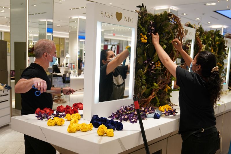 &copy; Reuters. Workers put up a flower display at Saks 5th Avenue in the Manhattan borough of New York City