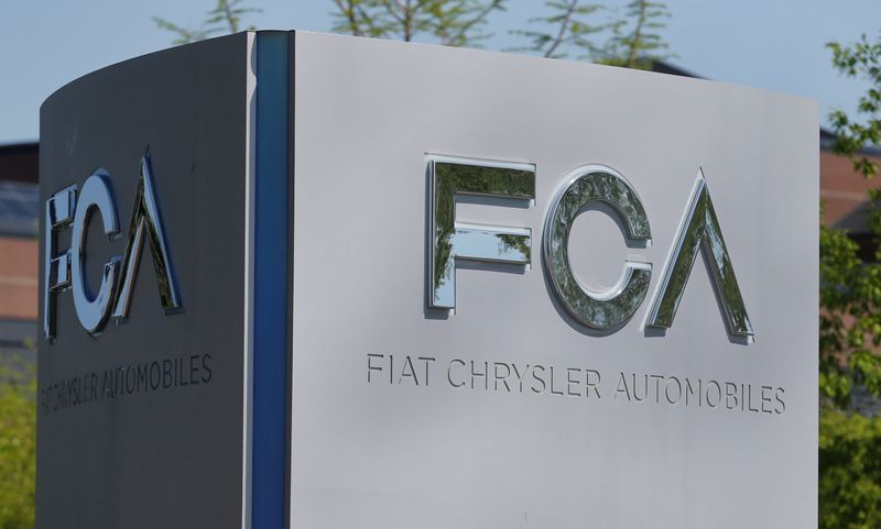 &copy; Reuters. Il logo Fiat Chrysler Automobiles a Auburn Hills, Michigan