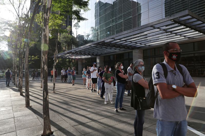 &copy; Reuters. Pessoas fazem fila do lado de fora de shopping center em São Paulo