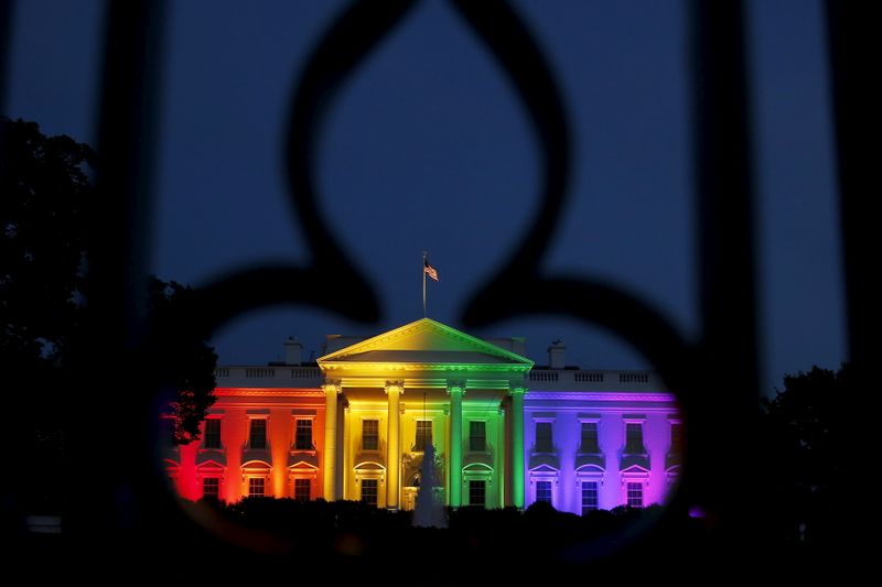 &copy; Reuters. Casa Branca iluminada com as cores do arco-íris após decisão da Suprema Corte dos EUA que legalizou o casamento gay nos EUA