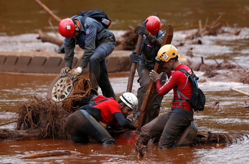 &copy; Reuters. Members of a rescue team search for victims of a collapsed tailings dam owned by Brazilian mining company Vale SA in a vehicle on Paraopeba River, in Brumadinho