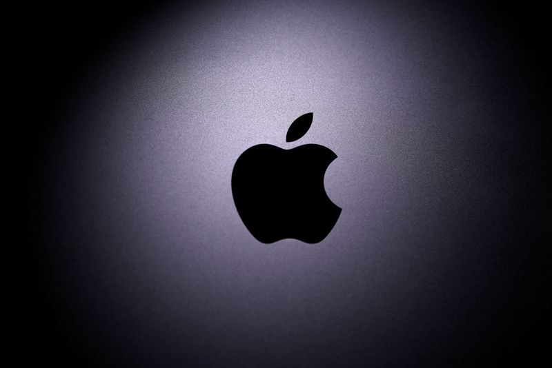 &copy; Reuters. FILE PHOTO: Apple logo is seen on the Macbook in this illustration taken