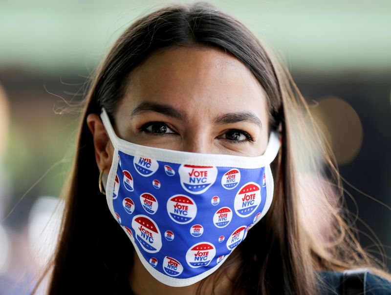 © Reuters. FILE PHOTO: U.S. Rep. AOC votes early in Democratic congressional primary election in New York City