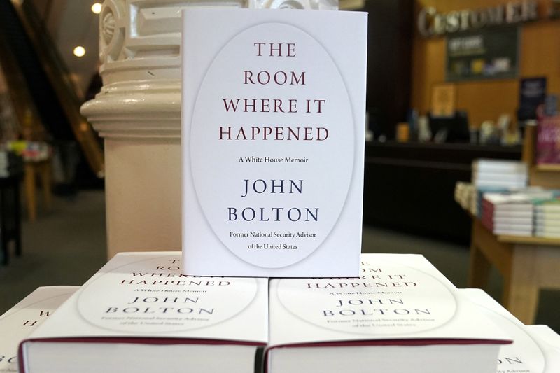 © Reuters. Copies of John Bolton's book 'The Room Where It Happened' are pictured on display at a Barnes and Noble bookstore in the Manhattan borough of New York City