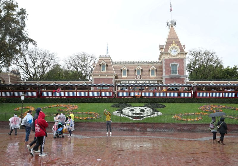 © Reuters. FILE PHOTO: A general view of the entrance of Disneyland theme park in Anaheim