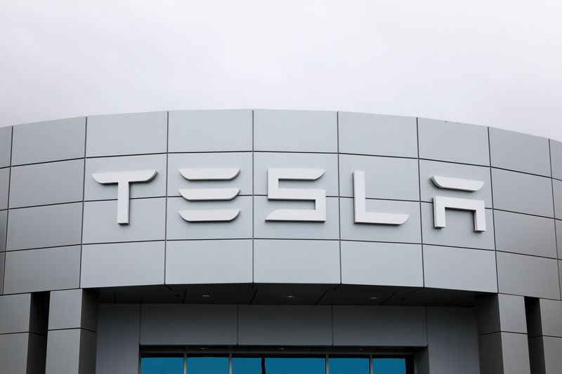 &copy; Reuters. FILE PHOTO: A Tesla service center is shown in Costa Mesa, California