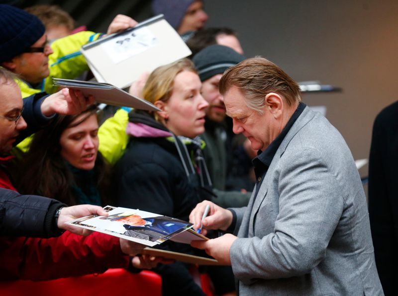 &copy; Reuters. Foto de archivo. El actor Brendan Gleeson firma autógrafos a su llegada a un evento de promoción durante el 66º Festival Internacional de Cine de Berlín, Alemania.