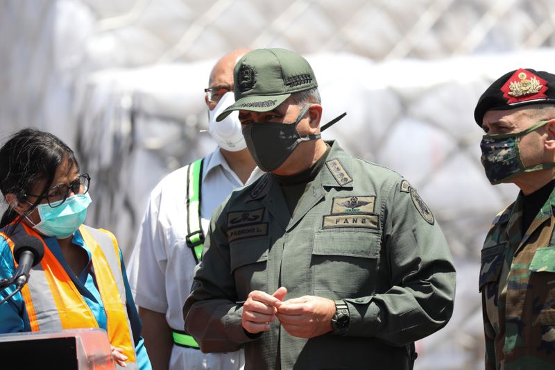 &copy; Reuters. FOTO DE ARCHIVO: El ministro de Defensa de Venezuela, Vladimir Padrino, junto a la vicepresidenta del país, Delcy Rodríguez, y el comandante del Comando Estratégico Operativo, almirante Remigio Ceballos, en Caracas