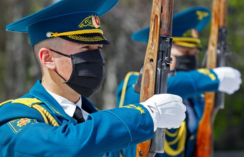 &copy; Reuters. Киргизские военные в защитных масках во время смены караула на центральной площади Бишкека