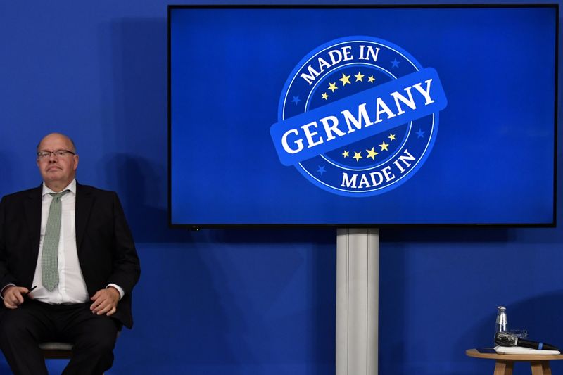 © Reuters. FILE PHOTO: Germany's Federal Economy Minister Peter Altmaier gives a news conference in Berlin