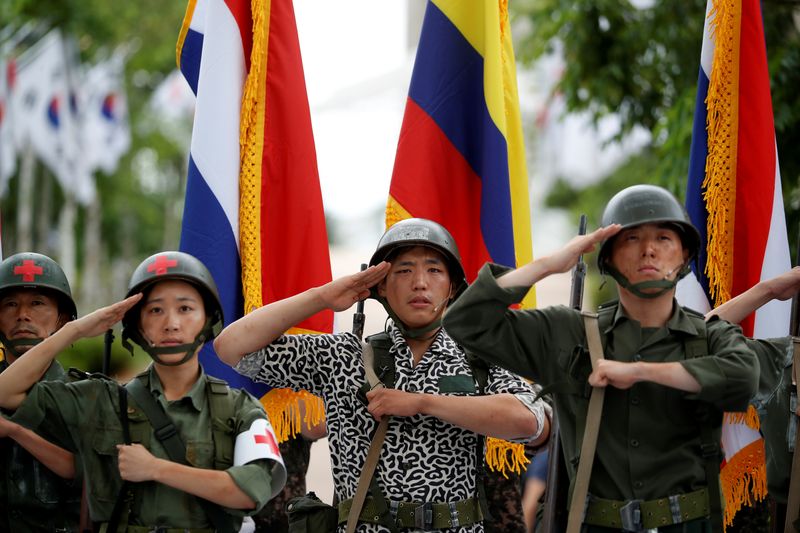 &copy; Reuters. Actores que recrearon la Guerra de Corea, durante una ceremonia conmemorativa del 70º aniversario de la guerra, cerca de la zona desmilitarizada que separa las dos Coreas, en Cheorwon, Corea del Sur