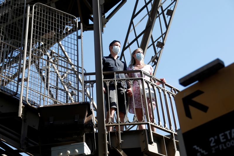 &copy; Reuters. CORONAVIRUS: LA TOUR EIFFEL ROUVRE APRÈS TROIS MOIS DE FERMETURE