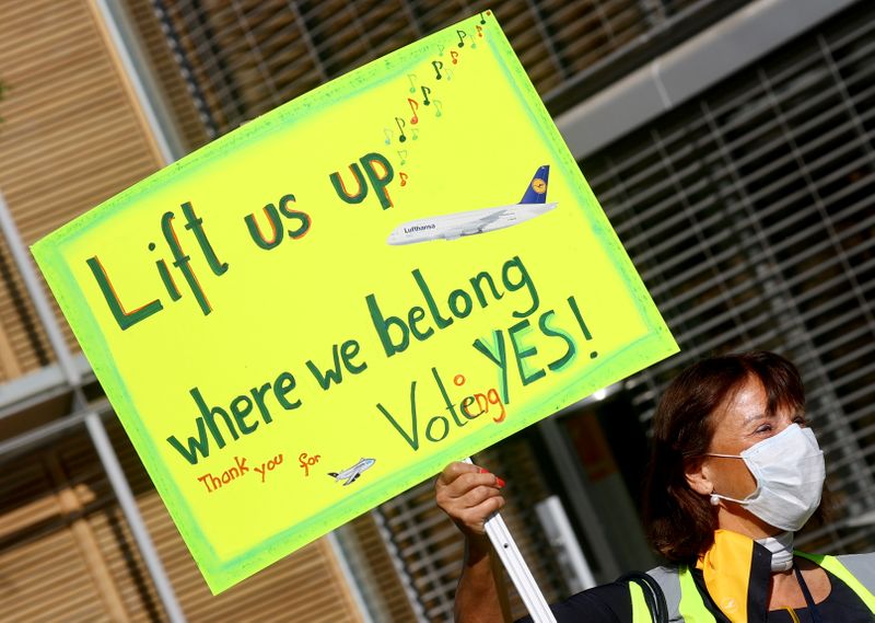 &copy; Reuters. Una empleada de Lufthansa sostiene una pancarta mientras asiste a una protesta contra los recortes de personal previstos en la principal aerolínea alemana afectada por el coronavirus (COVID-19) durante una manifestación del sindicato de pilotos Cockpit 