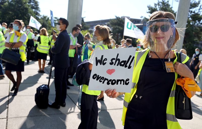 © Reuters. Employees of Lufthansa protest against planned job cuts in Frankfurt