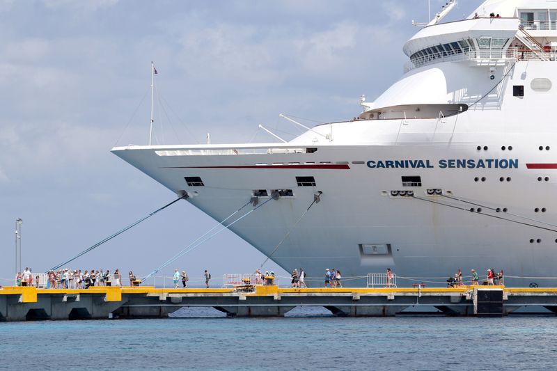 &copy; Reuters. FILE PHOTO: Passengers of the Carnival Sensation, operated by Carnival Cruise Line, are seen next to the docked cruise ship in Cozumel