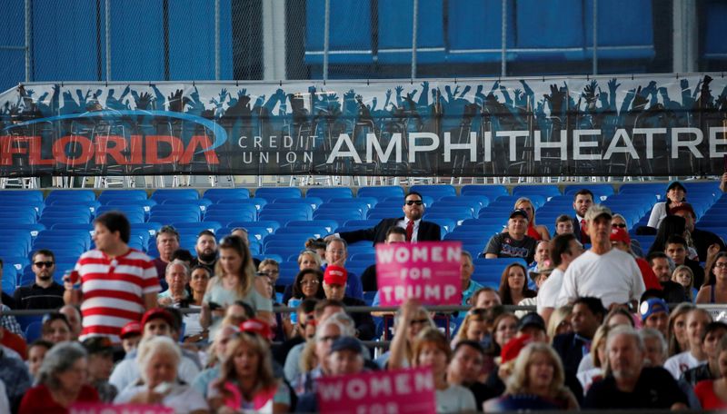 &copy; Reuters. FILE PHOTO: Rows of empty seats are still unfilled as Republican U.S. presidential nominee Donald Trump begins his rally in Tampa