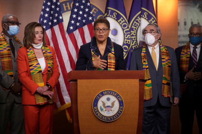 &copy; Reuters. FILE PHOTO: Congressional Black Caucus Chairwoman Representative Bass, flanked by House Speaker Pelosi, addresses reporters during a news conference to unveil police reform and racial injustice legislation at the U.S. Capitol in Washington