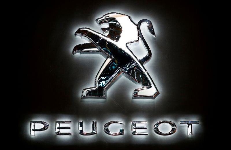 &copy; Reuters. FILE PHOTO: The logo of French car manufacturer Peugeot is seen at Brussels Motor Show