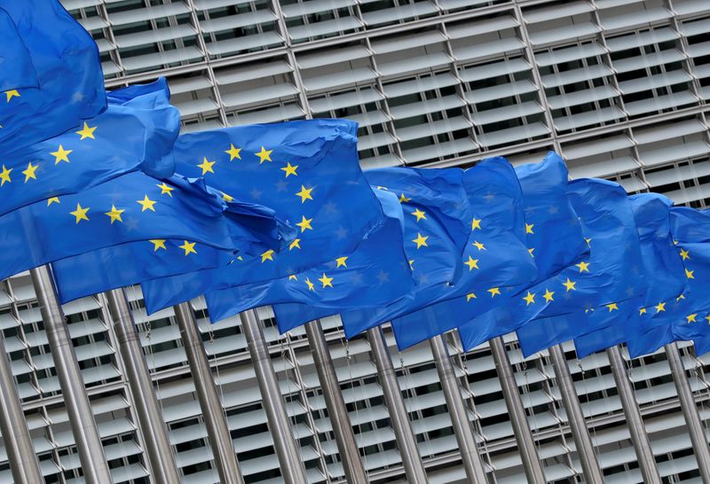 &copy; Reuters. Bandiere dell&apos;Unione europea sventolano fuori dalla sede della Commissione europea a Bruxelles