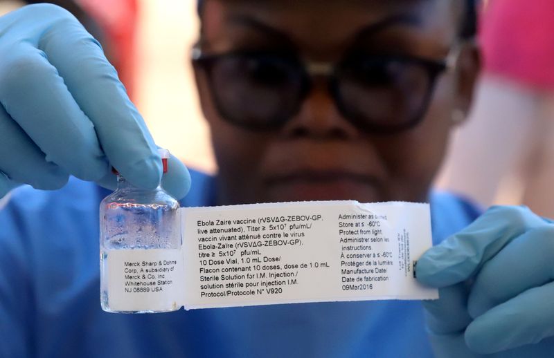 &copy; Reuters. Imagen de archivo de una trabajadora de la Organización Mundial de la Salud (OMS) preparándose para administrar una vacuna durante una campaña para erradicar un brote de ébola en la ciudad portuaria de Mbandaka