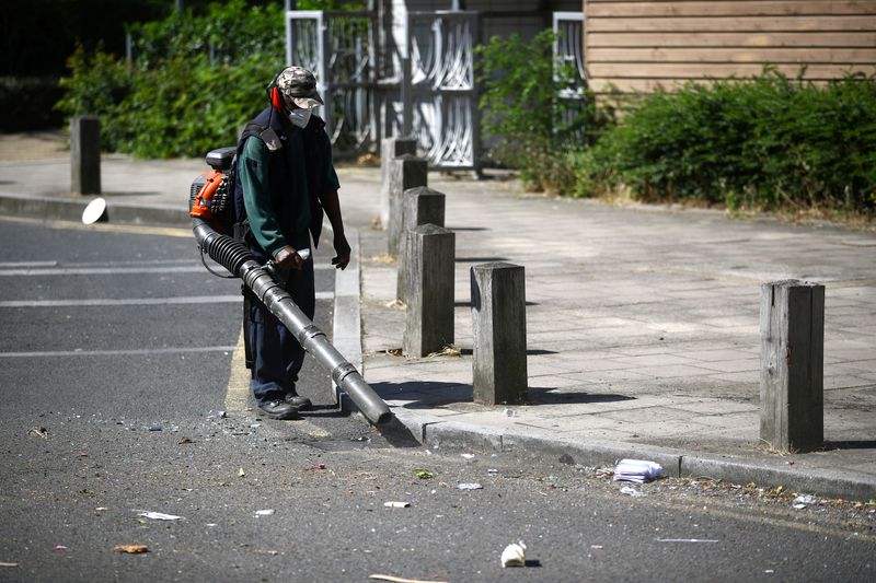 &copy; Reuters. Un trabajador limpia la basura en una calle en Brixton, Londres, Reino Unido, 25 de junio de 2020