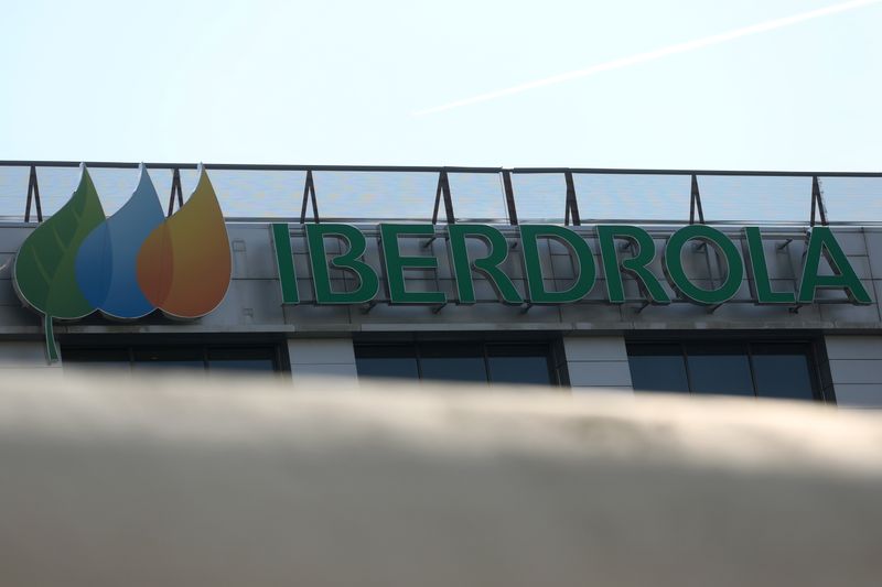 &copy; Reuters. Imagen de archivo. El logotipo de la empresa española de servicios públicos Iberdrola se ve fuera de su sede en Madrid, España.